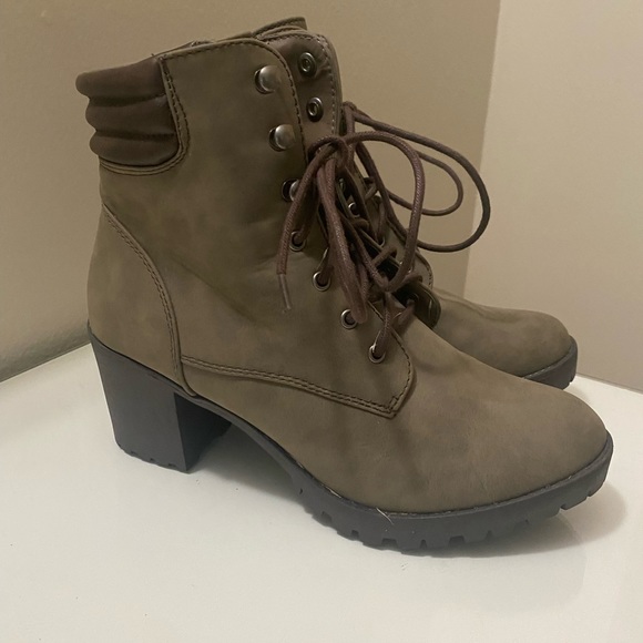 high heel lace up  boots women’s size 9.5 NWOT - Picture 2 of 5